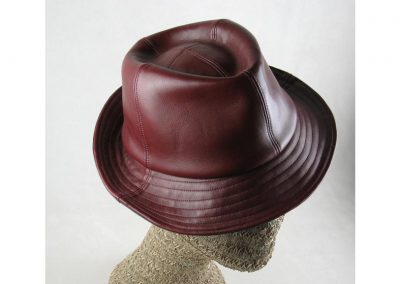 Photo d'un chapeau en cuir réalisé par Brigitte Paillet