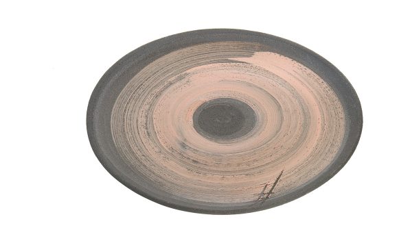 Plat en grès noir chamotté, engobe à base de porcelaine motif saumon