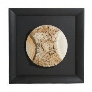 Sculpture « Rencontre avec la Lune 240608 », calcaire de Brouchaud encadré